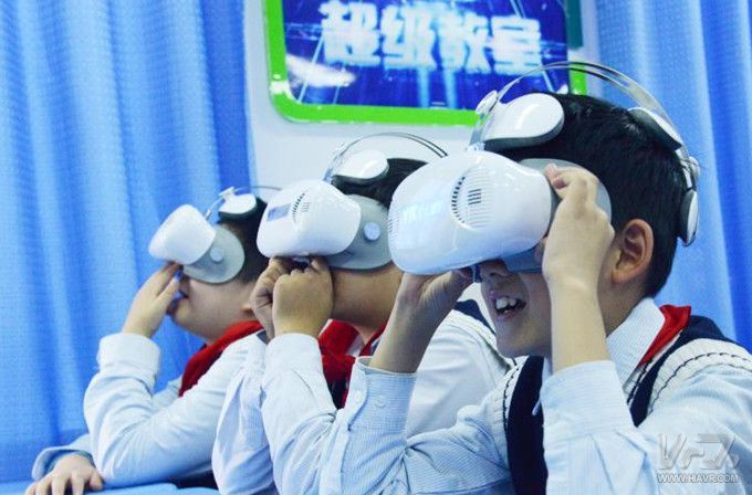 河南首个VR超级教室开课 增强学生学习主动性