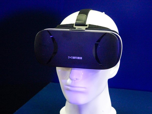 暴风墨镜5售价899元 全球首款手势识别操作_