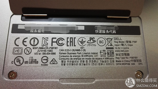 DELL排产到手大概用了10天左右时间,基本还算不错,想要新鲜出炉,总得要等等的。 终于到了,牛皮纸盒外包装。 有提手,搬运相当方便,还有能效标识~ 缓冲泡沫很结实,固定很到位。 还有一个高冷的内盒包装。 附件只有电源、电源线、USB3.0 TypeC转RJ45 快速指南 主角终于出场了,自带保护膜。 把保护膜去掉~磨砂的手感出来了,很舒服。DELL标识不会自发光的~要闪,只能靠反光~ 厚度相当满意,轻薄! 一打开被硕大的触摸板瞎到了~好大~屏幕超窄边框,好喜欢~ 手托有点坑,左边有