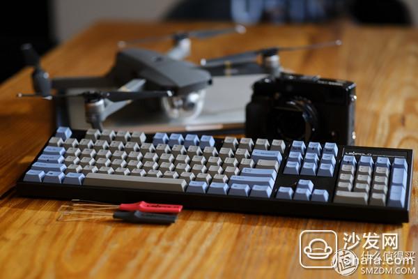 leopold FC980C,新品,当时FC980M上市我都没入手,而是看中了和他一样配列的静电容版本,纯正的日本血统,日本原产,realforce公司代工,leopold设计,而不是某些打着日本品牌而在别的地方生产,然后把价格吊高的键盘,(无意冒犯信仰 )灰白的配色,非常复古,但是却是全新的配列,(实话说,这个配列和笔记本配列很像,但是他重新设计了功能键和组合按键,实现更多的功能构成)并且是国际专利产品,B格满满,leopold对美学的掌握还有和细节做工的挑剔自然不用我多说,但是这个产品也出现了和re
