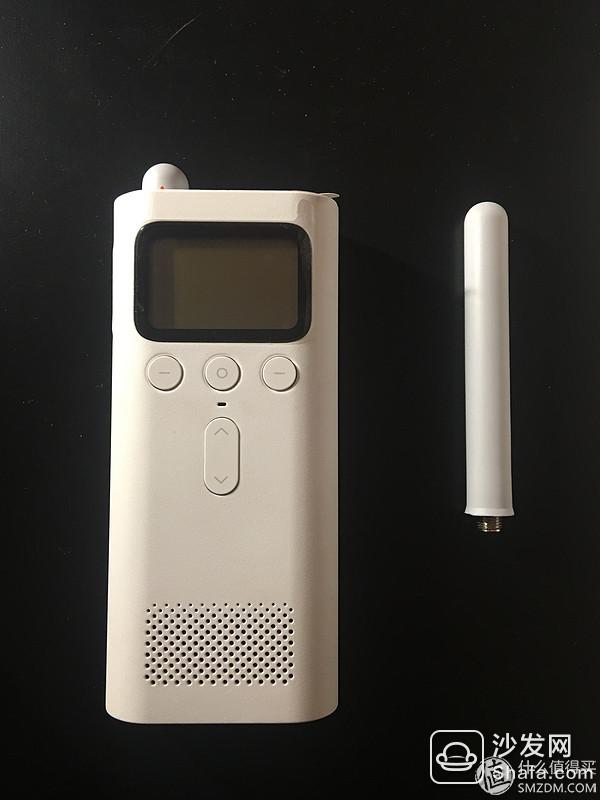 1. 背景 生活中外出总能见到一些用对讲机的人,警察、保安、自驾游、机场、地铁、酒店、餐厅、KTV、出租车等等。 和手机相比对讲机有它自身的优势,国家提供的频段内免费通话(手机通过基站通话需要月租或通话费用),即时通话(手机通话需要拨打接听过程),可以一对多进行通话(手机则依赖APP通过WIFI或蜂窝)等,而我们只需要保证对讲机有电即可。 对讲机分模拟数字两种模式,以前因为工作原因,模拟机、数字机都玩过,有自己的一些感触。 听人说过对讲机是一个救人的工具,此句话一直记在心里,心存敬畏。对比其他对讲机,前