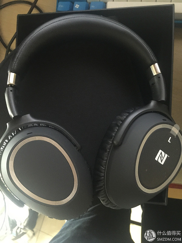 耳机做工质感非常不错,应该会比qc35好(并没有用过qc25qc35,只是根据网上的图猜测) 右侧有一个耳机线孔,一个micro-usb接口充电用,一个按钮,可以控制音效,还有一个开关控制降噪 至于耳机的触摸控制和大部分有触摸控制的耳机大同小异,就不赘叙了