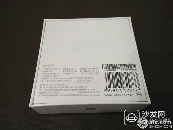 腕带,采用柔软的硅胶材质,坚韧而又有弹性,亲肤效果好,配戴时间长了并没有什么不舒适感;腕带一侧有九个大小均匀的带孔,另一侧末端带有孔扣,配合紧密不易松弛脱落;硅胶材质腕带质感相对金属腕带稍差,透气防汗效果也没有想象的那么好;中间内衬式结构能牢牢地包裹住手环主体,可以最大程度避免手环主体的脱落丢失,不过拆卸起来并不是很方便,过于紧凑的内衬结构很容易损伤腕带和手环主体。较长的腕带,男士戴起来比较合适,而对于女生纤细的臂腕就会显得有点松弛(即使扎到最后一个带孔内) 电源线,扁平设计,短而精巧,一端为USB