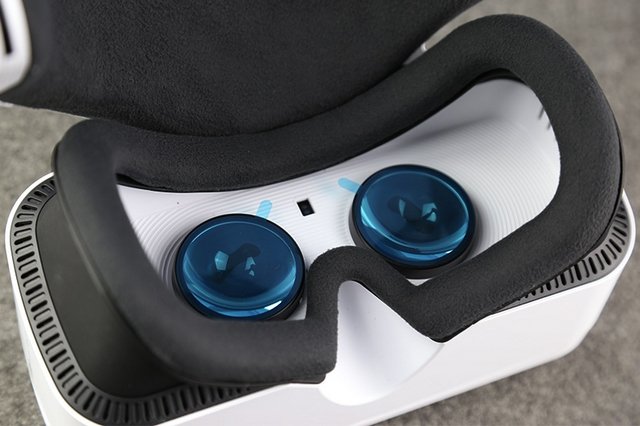 搭配9轴体感手柄 小米VR眼镜正式版上手体验