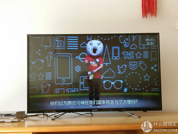 暴走漫画王尼玛 有个奇怪的地方是:我总感觉K43比我自己用的联想的42寸的电视要大很多。我爸妈也有同感。有点奇怪。 总结一下,优点很多,屏幕效果很好,上门服务不错,接口多,价格便宜,全程没发生任何糟心的事情。反正我爸妈非常满意,我自己也比较满意。爸妈过年天天在家点播电影看。 我再说一下缺点,供各位参考: 1.