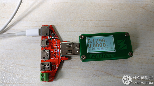 从左到右五个插口,lightning、micro USB、type-c、mini USB、接线柱 另一边,从左到右一次是USB公头、正反插的USB母头、普通USB母头 看一下USB插头的焊点,比较均匀,不是很饱满 两侧的USB公、母头还有对应的接线柱,可以方便接线和测量 将两边的USB公、母头掰掉 其他插口都没有芯片,只有lightning插口用了三颗芯片,微距看一下丝印,92cd37 c009t场效应管